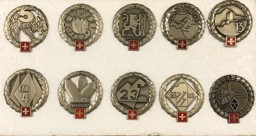 Image de Kleine Sammlung mit 10 verschiedenen Béretemblemen der Schweizer Armee